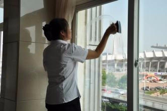 陽臺玻璃清洗什么方法更好？惠州專業保潔人員來支招